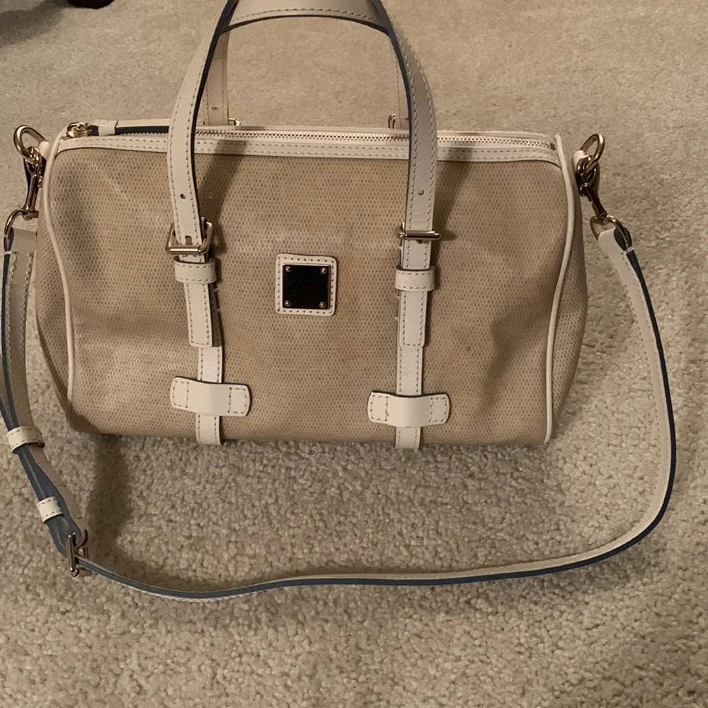 Dooney & Bourke Cream/Tan Panama Barrel Bag With Adjustable Crossbody Strap NWOT - Picture 3 of 17